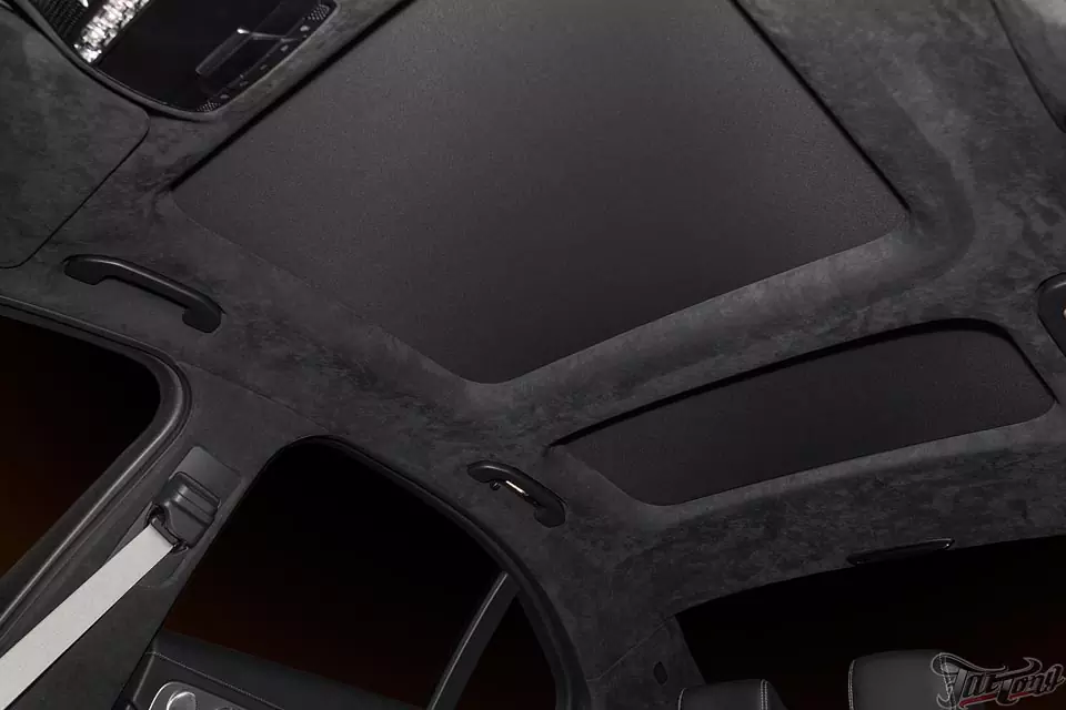 Mercedes C63s. Перетяжка потолка в алькантару и изготовление короба стелс под сабвуфер.